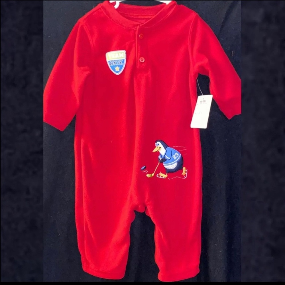 💞 New Baby & Toddler Boy Size 12 Month Red Hockey Penguin Footless Pajamas